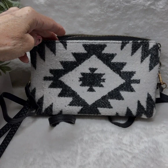 Jen & Co wristlet wallet, Crossbody Bag - Picture 14 of 14